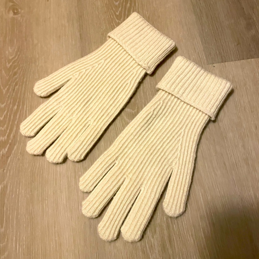 Very warm ribbed cream gloves NWOT